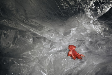obiekt humanoid leżący w przestrzeni utworzonej z foli malarskiej 