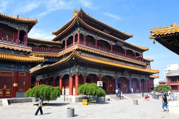 Fototapeten Touristen besuchen den tibetischen Tempel in Peking © lapas77