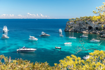 Anchored boats and yachts in the turquoise bay of Portals Vells  |  Mallorca  |  9544