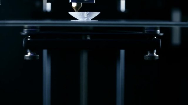 Zeitraffer Video eines 3D Druckers beim drucken eines Globus Modells mit Filament