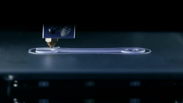 Zeitraffer Video eines 3D Druckers beim drucken eines Schraubschl&uuml;ssels mit Filament, Konzept fortschrittliche Produktion und Technologie in der Industrie und Forschung