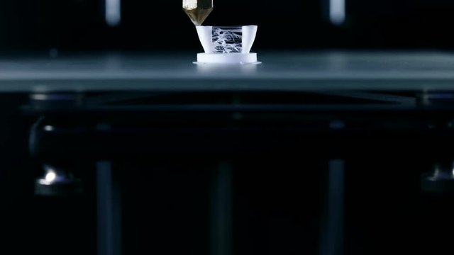 Zeitraffer Video eines 3D Druckers beim drucken eines Zahnes mit Filament, Konzept Technologie in der Medizin und Zahntechnik