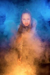 Foto auf Acrylglas Porträt eines Mädchens im Rauch © jura