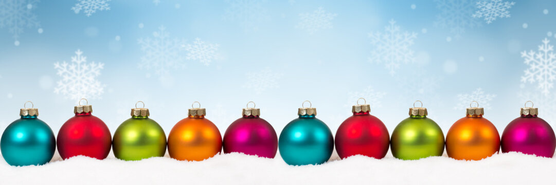 Weihnachten viele bunte Weihnachtskugeln Banner Dekoration Schneeflocken Schnee Winter