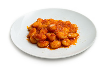 Piatto di gnocchi di patate con sugo e formaggio 