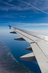Flügel eines Flugzeugs vom Flugzeug aus