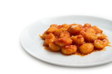 Piatto di gnocchi di patate con sugo e formaggio 