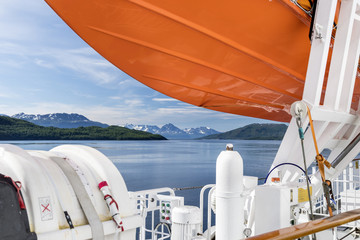 Fototapeta premium Blick von einem Schiff der Hurtigruten, der MS Polarlys, über das Wasser in die Ferne