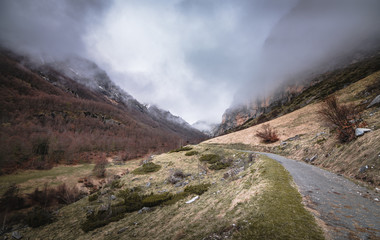Vallée d'Ossoue dans le brouillard
