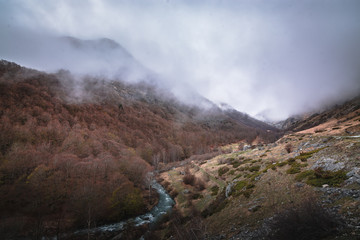 Vallée d'Ossoue dans le brouillard