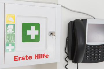 Erste Hilfe Koffer und Notfalltelefon