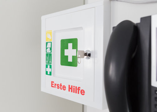 Erste Hilfe Kasten und Notfalltelefon