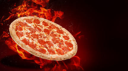 gorąca świeża tradycyjna włoska pizza w płomieniach - 227098072