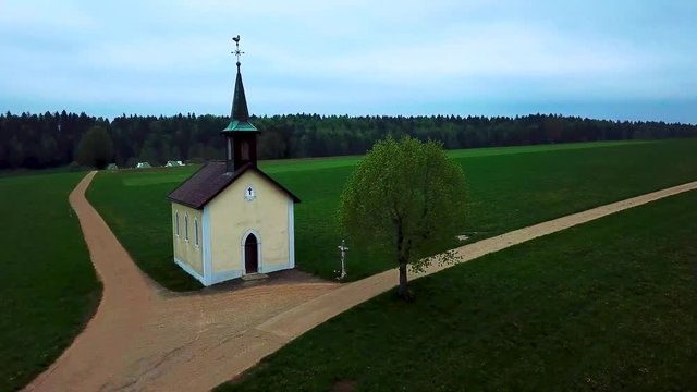 Chapelle isolée dans le Jura