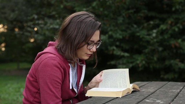 ragazza legge un libro