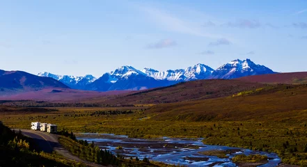 Crédence de cuisine en verre imprimé Denali Rv Campers look out at Mount Denali in Denali National Park in Alaska