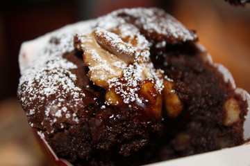 Schokomuffin mit Puderzucker