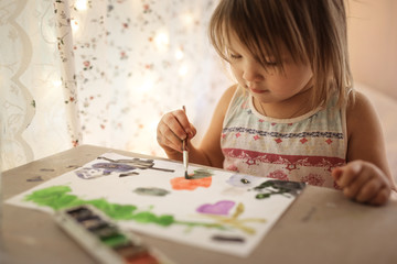child is drawing. children's creative abilities