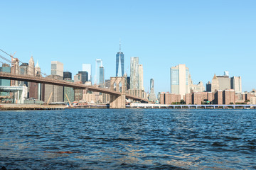 Obraz premium View of Brooklyn Bridge and Manhattan skyline at the early morning sun light - New York City downtown
