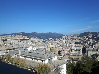 Obraz premium An amazing caption of the city of Genoa in the afternoon with an amazing sky and clouds and some street lights in autumn