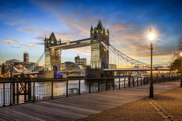 Das Wahrzeichens Londons: die beleuchtete Tower Bridge bei Sonnenuntergang
