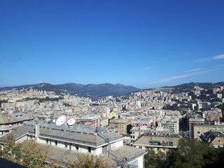 Obraz premium An amazing caption of the city of Genoa in the afternoon with an amazing sky and clouds and some street lights in autumn