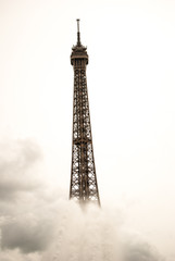 Fototapeta na wymiar Eiffel tower with water cloud and white sky