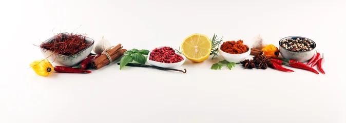 Foto auf Alu-Dibond Gewürze und Kräuter auf dem Tisch. Zutaten für Lebensmittel und Küche. © beats_