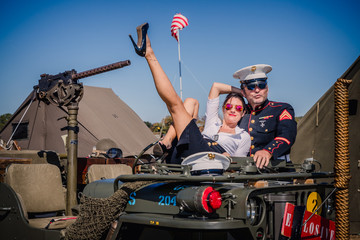 Pinup, militaire et Jeep - obrazy, fototapety, plakaty