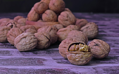 Ahşap zemin üzerinde cevizler 