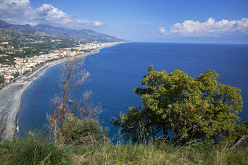 Fototapeta na wymiar Costa ionica nei pressi Taormina con i Paesi di Sant'Alessio, Santa Teresa di Riva e Furci Siculo