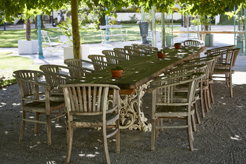 Leere Sessel Stühle Holz Tisch Tafel Garten