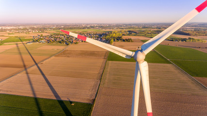 Windkraftanlage im Sonnenuntergang