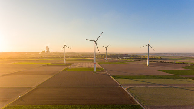 Energiewende Windrad und Kohlekraftwerk