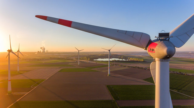 Windrad im Sonnenuntergang erneuerbare Energie