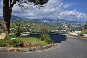  Tornante di strada panoramica che conduce a Forza d'Agrò in Sicilia 