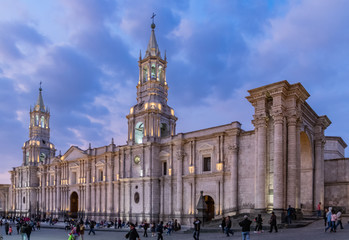 Fototapeta premium Kathedrale Santa Maria von Arequipa bei Sonnenuntergang, Hauptplatz den Plaza de Armas in Peru