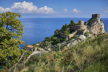 Fototapeta na wymiar Rocca di Sant'Alessio sulla Costa Ionica vicino a Taormina