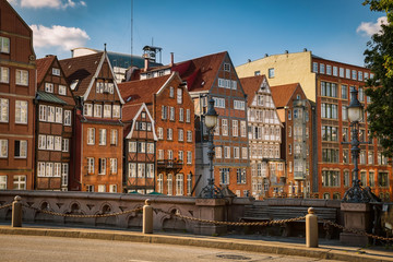 Obraz premium Historische Häuserzeile am Nikolaifleet in der Hamburger Altstadt