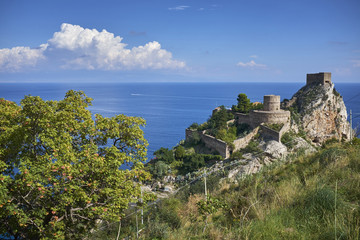 Fototapeta na wymiar Il castello di Sant'Alessio e sullo sfondo la Calabria e lo Stretto in Sicilia