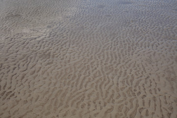 Wellenförmige Zeichnungen im Watt bei Ebbe