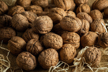 Walnüsse im Stroh