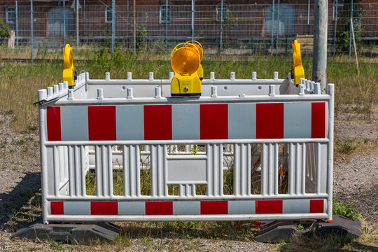 Absperrschilder in rot-weiss mit gelber Warnleuchte