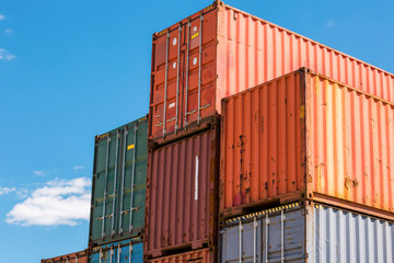 Fototapeta premium Bunte Container auf einem Stapel im Hafen