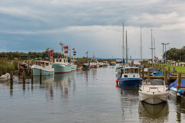 Fototapeta na wymiar Fischkutter im Hafen an der Ostsee in Lippe