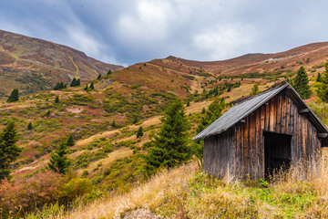 Holzhütte am Berg