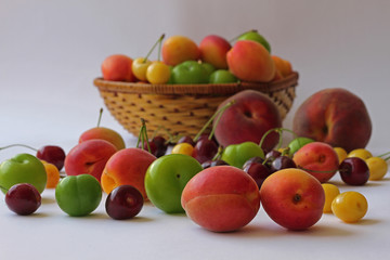 Sepet içerisinde ve beyaz zemin üzerinde çeşitli meyveler 