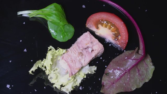 Ensalada de tomate at&uacute;n y lechuga
