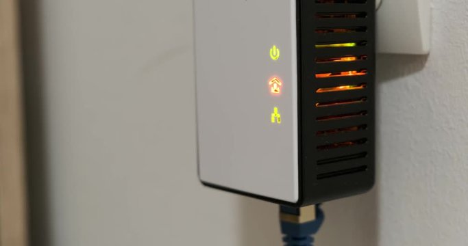 Nahaufnahme wei&szlig;e D-Lan Box mit blinkender Statusanzeige 4k DCI 50p