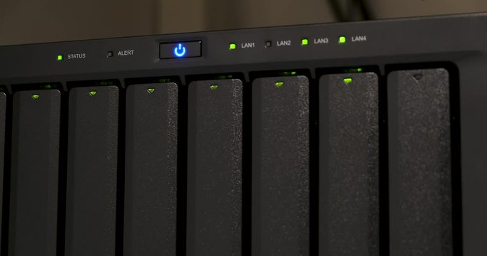 Nahaufnahme Netzwerkspeicher mit blinkenden LEDs 4k DCI 50p